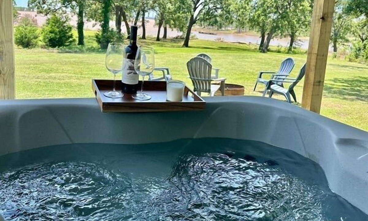 Madill Cabin | Golden Pine - LAKEFRONT getaway Cabin with a Jacuzzi in Texoma Shores Resort