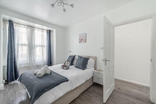 South Harrow Apartment | Golden Spa
