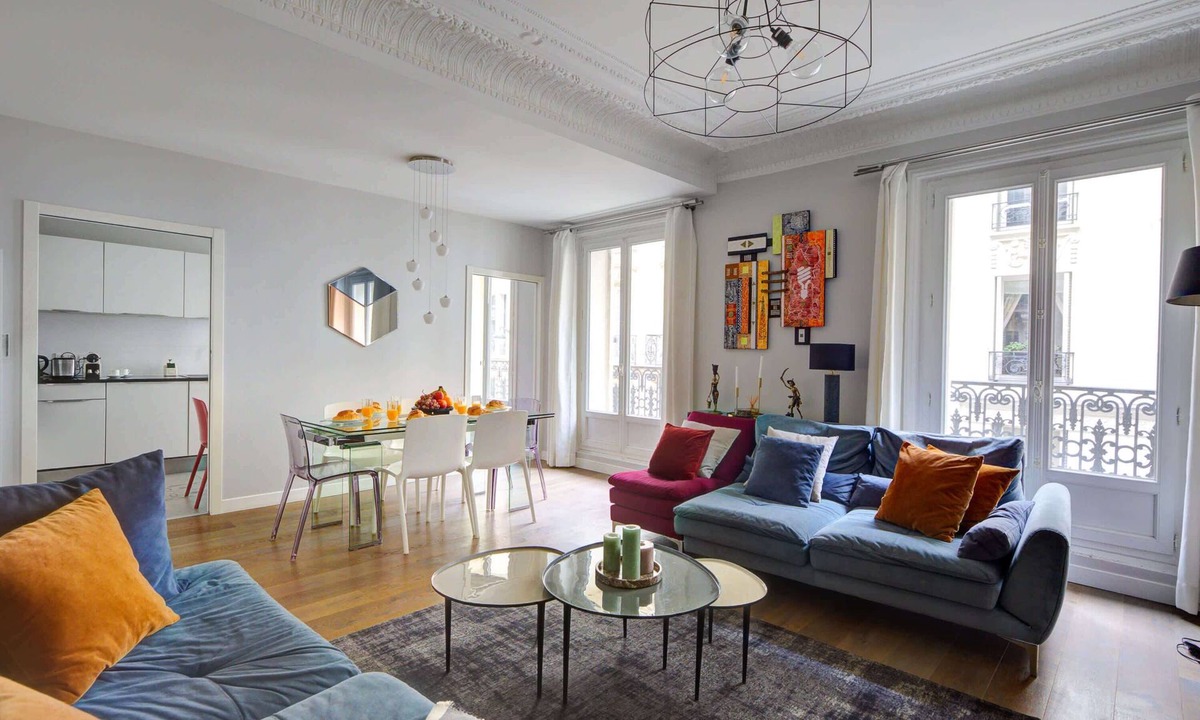 8th Arrondissement Apartment | Golden Triangle 3BR - Steps from Montaigne