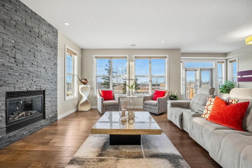 Southwest Calgary House | Golden View Manor