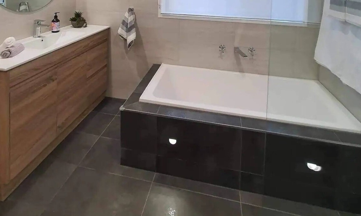 Sunbury House | Golf and Grapes