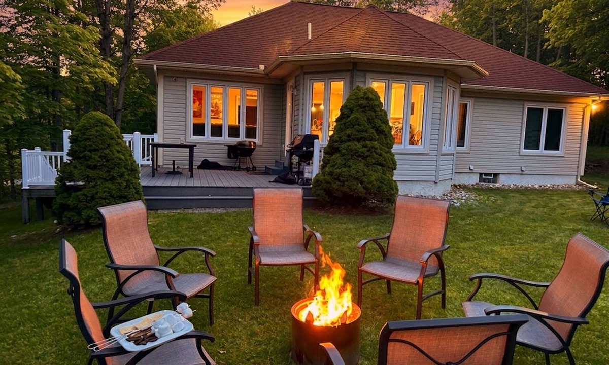 Bellaire House | Golf at Hawks Eye 8th Tee, Torch Lake, Comm Pool, Dogs Ok, Bellaire