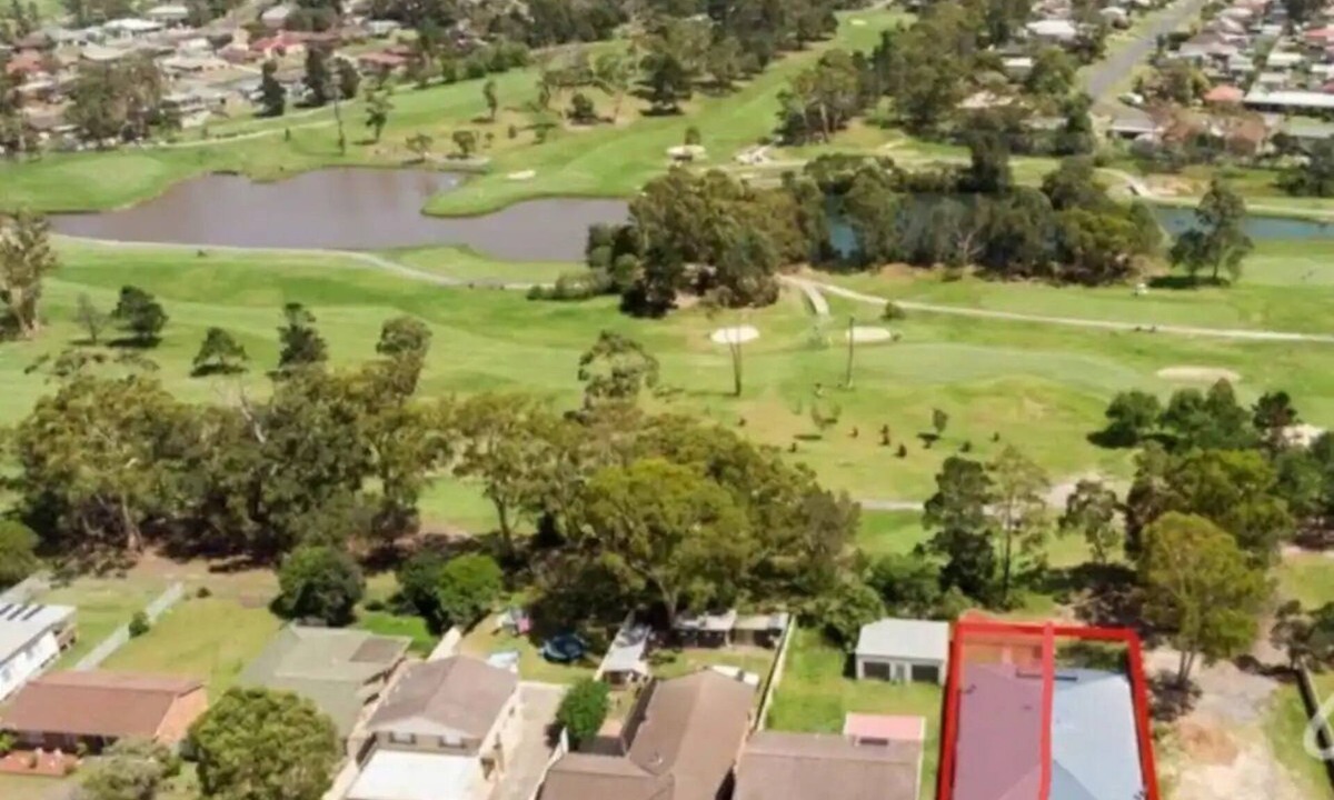 Sanctuary Point House | Golf course access, 10 mins to famous Hymans beach