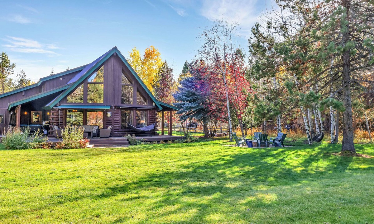 McCall Cabin | Golf Course Cabin with Hot Tub