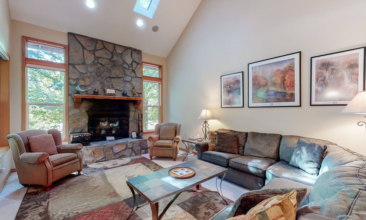 Welches Condo | Golf-course-front home with hot tub & pool - easy ski & golf access