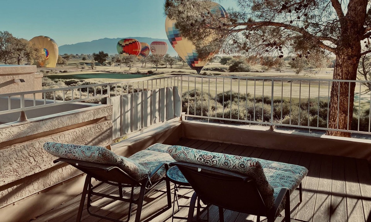 Ladera West House | Golf Course, Mnt Views, Balloons, King Bed, Veranda, Yard, 3 BD, WIFI, BBQ, WD