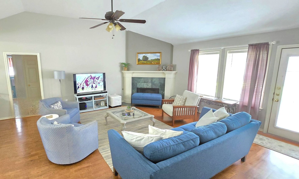 Carter's Grove House | Golf, Kyle Field, Sorority Row, Restrnts/Retail; 1.5 mile to campus; GUEST FAV