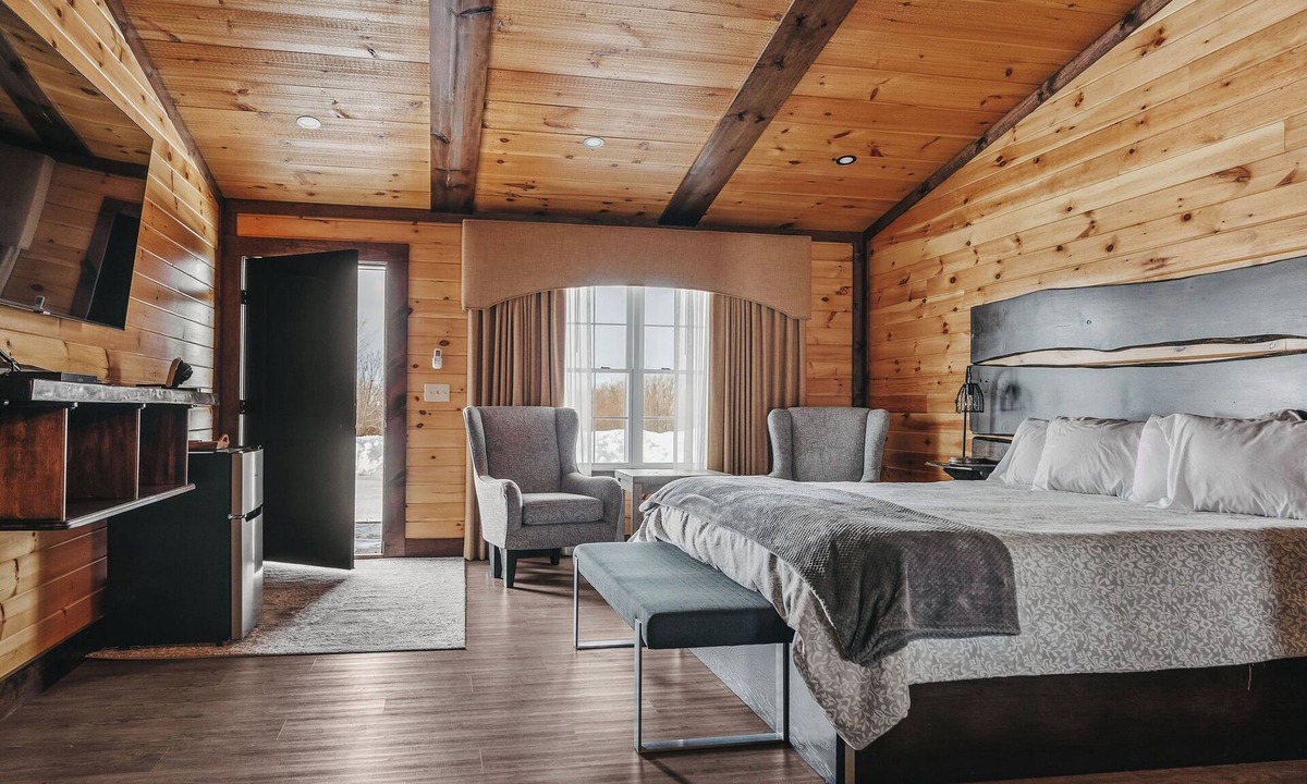 Tully Cabin | Golf, Outdoor Bar, Restaurant - The PinecrestCabin