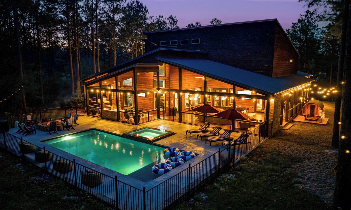 Hochatown House | Golf Simulator, Pool, Hot Tub, Sauna, Gym, Playground, Theater- Sleeps up to 30