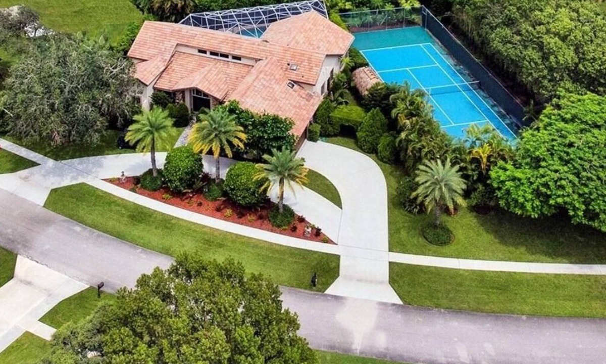Lakefield South House | GolfCart to Horse Show! Luxury Private Tennis Ct, Heated Pool Spa, Fenced Yard!
