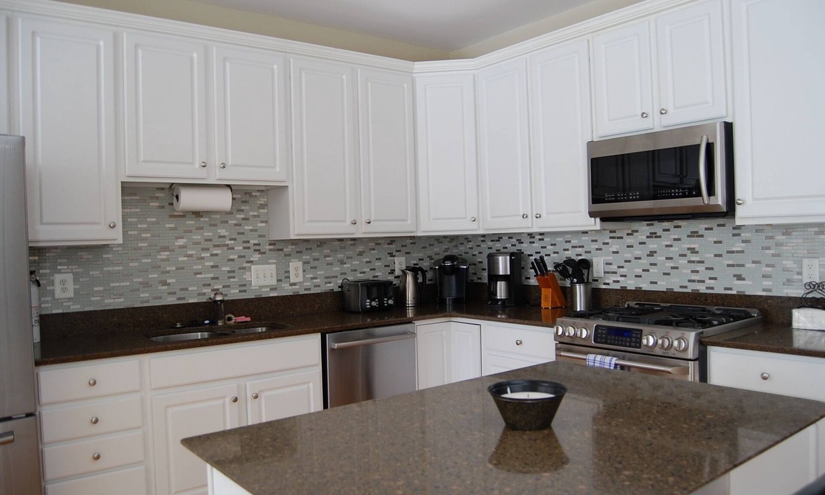 Arnold House | Golfers? Kids? Pets? This elegant town home is beautifully furnished and is located in the Bay Hills golf course community.