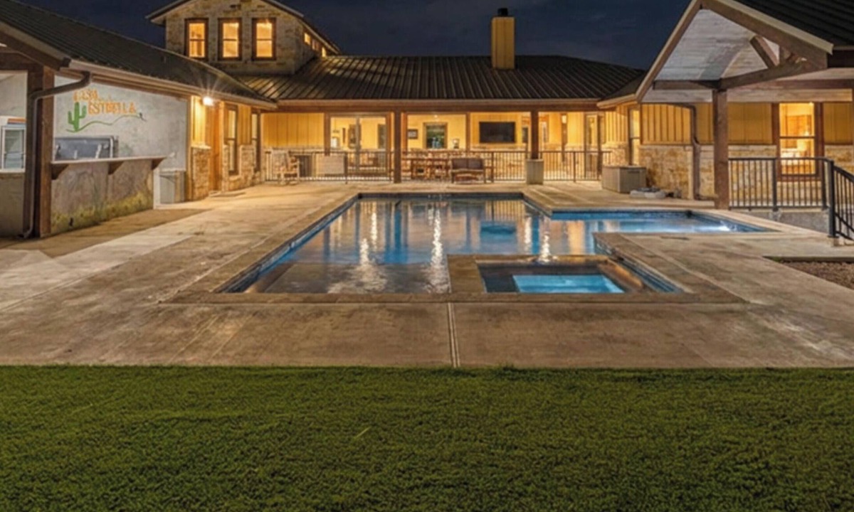Sabinal House | Golfers paradise minutes away from the Frio River!