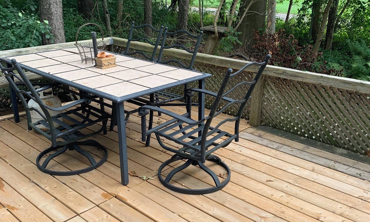 Brampton Cabin | Golfing alongside a cozy cabin in Inner city park WiFi & small luxury amenities