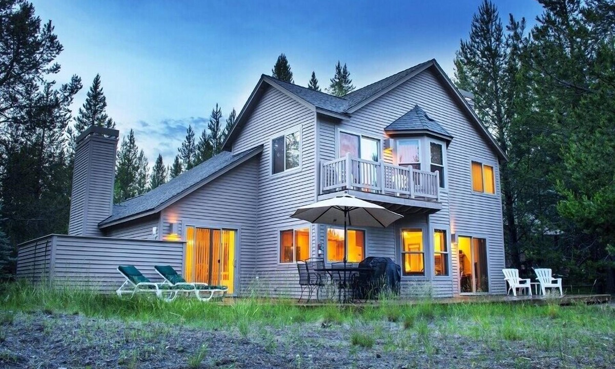 Overlook Park House | Golfside Retreat with Hot Tub, BBQ & Spacious Deck