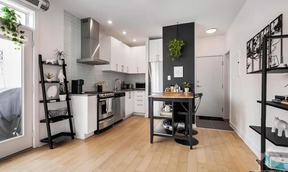 Ottawa Division Apartment | Good location in Ottawa. Parking available. We speak your language. Transfer