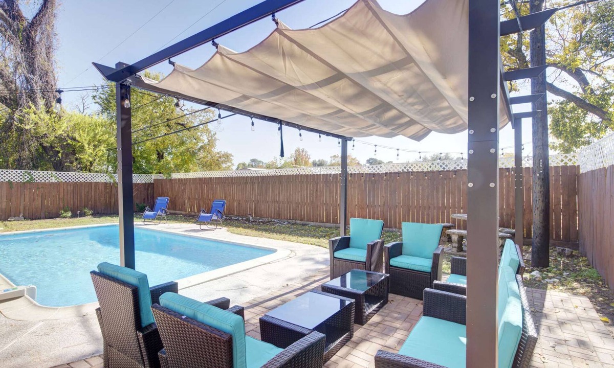 Spring Branch Central House | Good Vibes 4 Bedroom with a Pool. Central Location
