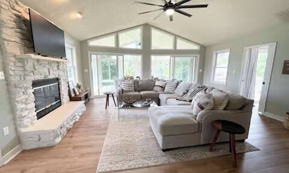 Twin Oaks House | Good Vibes LKA Lakeview with Boat Slip