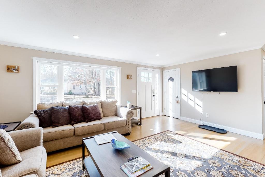 Hyannis House | Good Vibes on the Tides