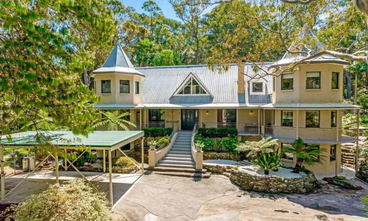 Galston House | "Gorge Castle" in forest landscape