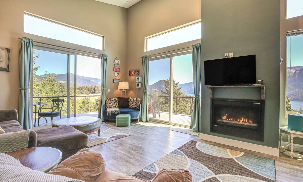 Carson House | 'Gorge Retreat' - Modern Carson Home w/Mtn Views!