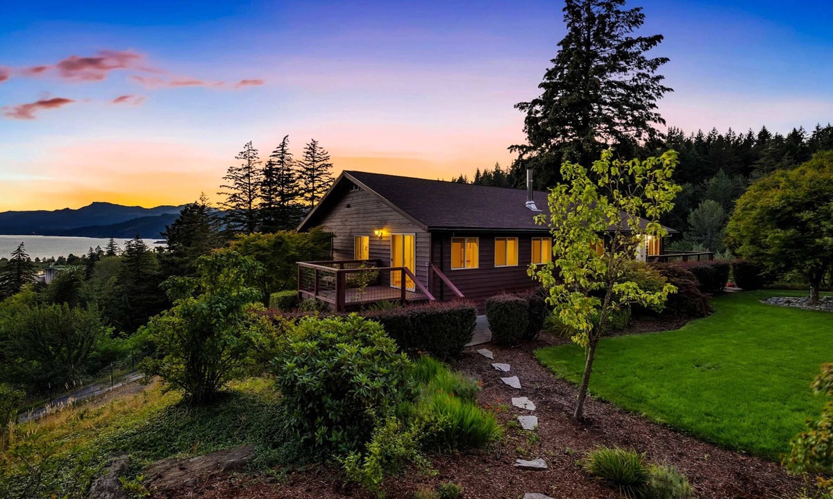 Stevenson House | Gorge View Retreat | Waterfall, Private Trail and Forest Bathing!