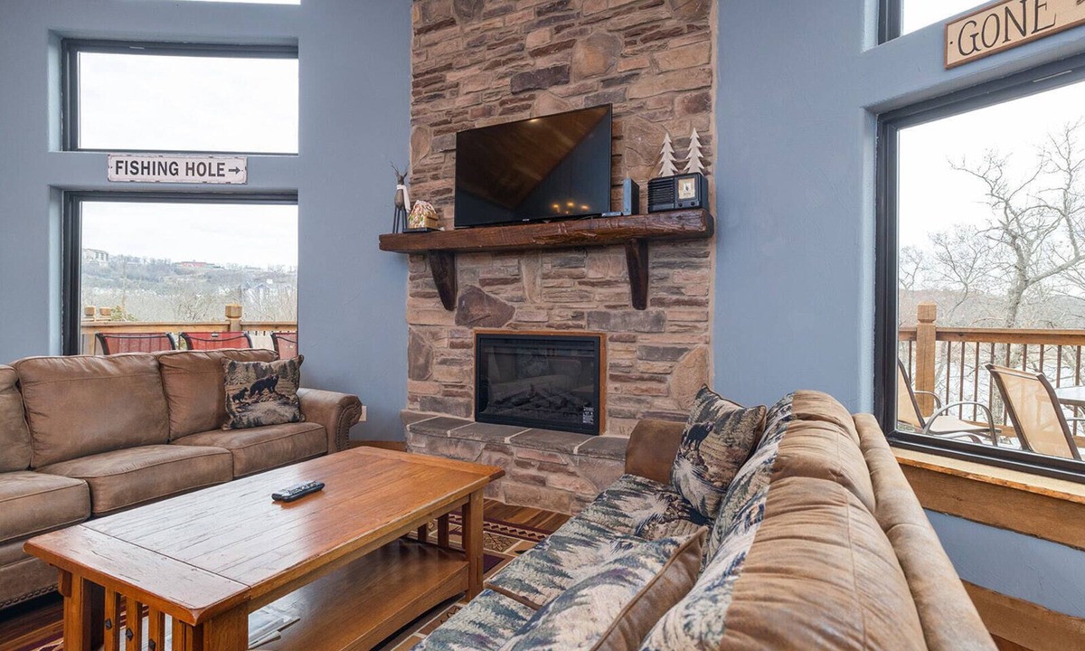 Branson Cabin | Gorgeous 10 Bedroom Lakefront Lodge