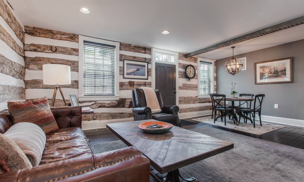 Downtown House | Gorgeous 1840 Log Cabin- Downtown