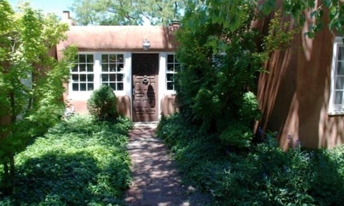 Historic Eastside Apartment | GORGEOUS 1880 ADOBE. 1200 SQUARE FT. 3 BLOCKS TO CANYON RD. WALK TO EVERYTHING.