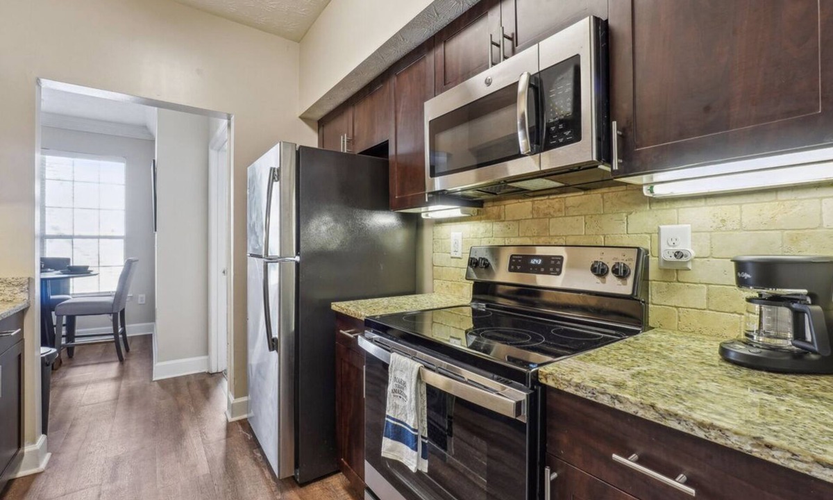 Lindbergh Apartment | Gorgeous 2 bed 2 Bath!