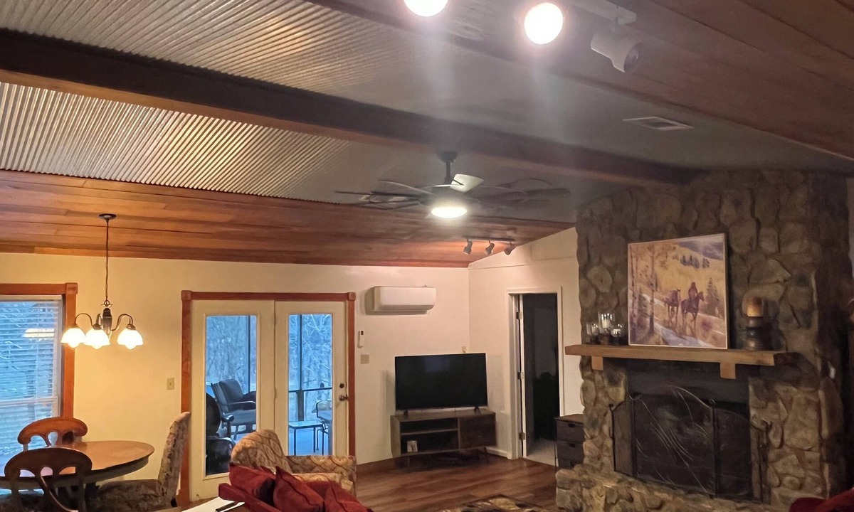 Beech Grove Cabin | Gorgeous 2-bedroom cabin located in rural NE Arknasas perfect for getaways.