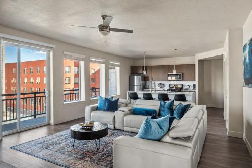 Rio Grande Apartment | Gorgeous 2BD 2BA Pool,Gym,Htub near Convention Ctr
