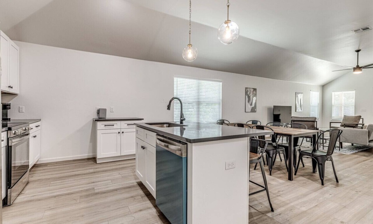 Central Oklahoma City Apartment | Gorgeous 3-bedroom Entire House with AC in Oklahoma City