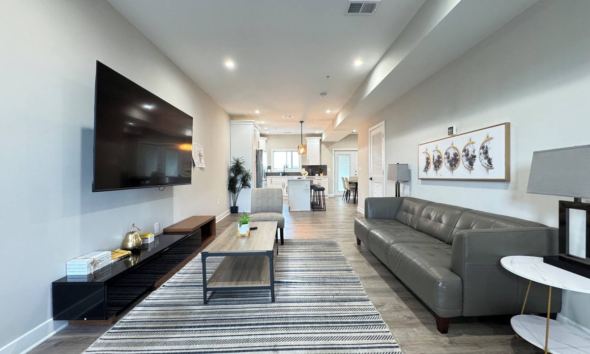 Southeast Apartment | Gorgeous 3-Bedroom Apartment with Rooftop near Metro