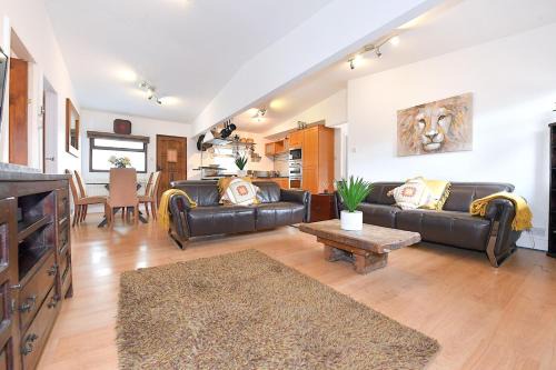 Guildford Apartment | Gorgeous 3BD Cottage with Parking Nr Guildford