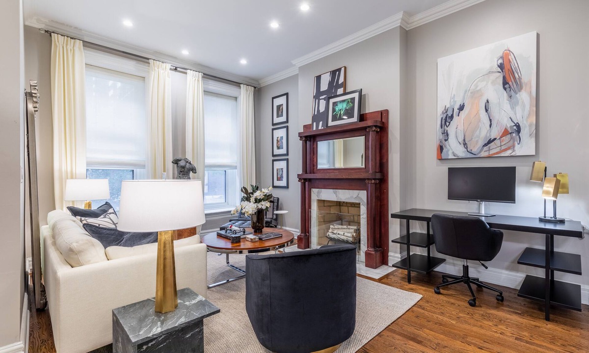 Near North Side Condo | Gorgeous 3BR River North Condo - Free Parking