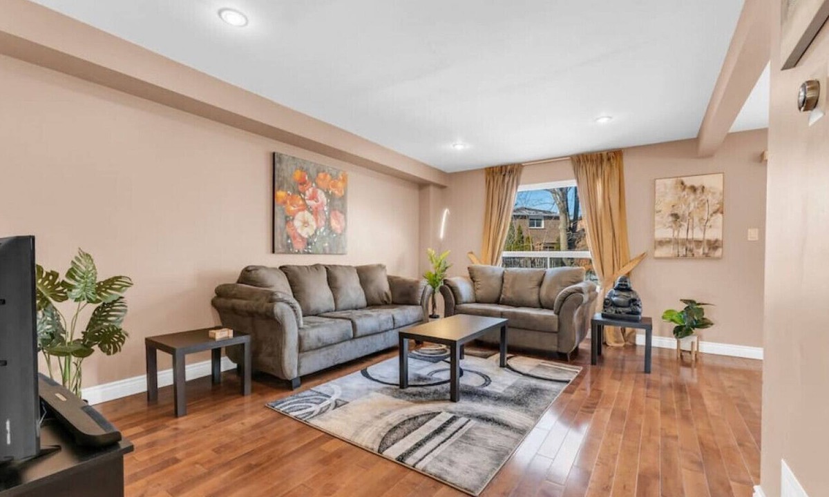 Mount Pleasant House | Gorgeous 3BRHome in Brampton WFH Setup and Parking