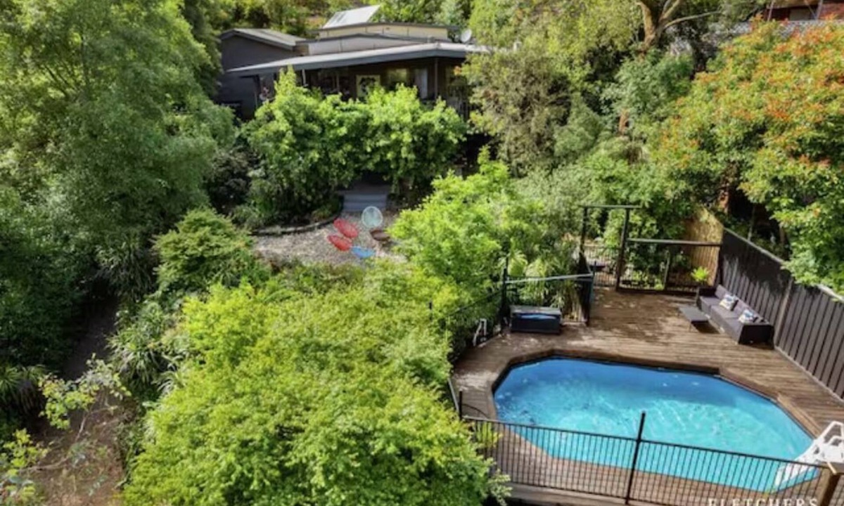 North Warrandyte House | Gorgeous 4 bdrm home w/pool, spa & billiards!