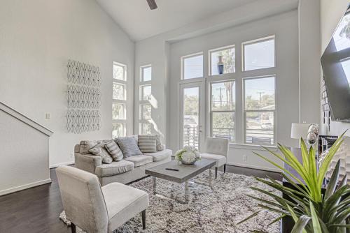 Tobin Hill House | Gorgeous 4 Bed Home on St Mary's - Minutes to Riverwalk/Pearl