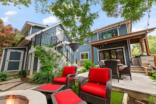 Westfield House | Gorgeous 4BD Plus Studio for 12 with Fire Pit & Near Downtown