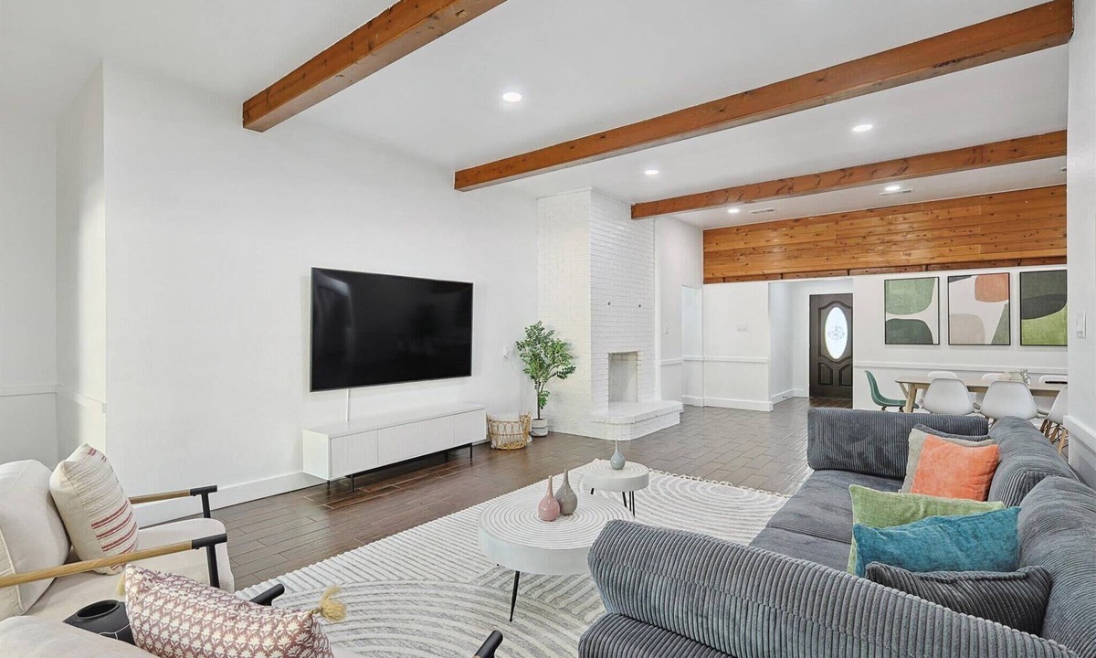 Denton Cottage | Gorgeous 4BR Home With Huge Yard, Pool