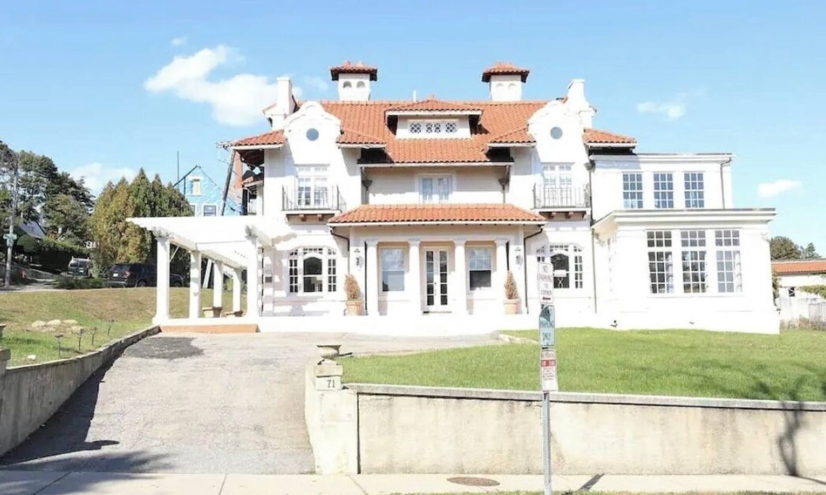 Chestnut Hill House | Gorgeous 5 bed Historic Boston Home