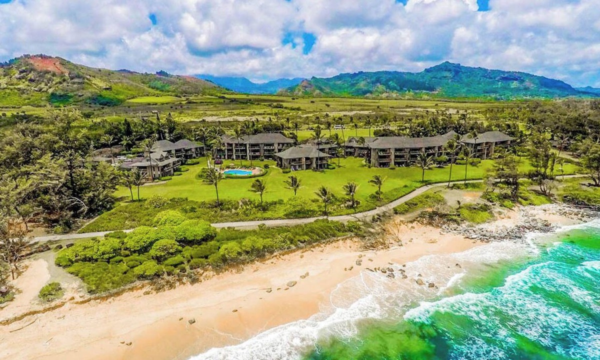 Lihue Condo | Gorgeous 5 br for 12 in Kapaa - Beachfront!