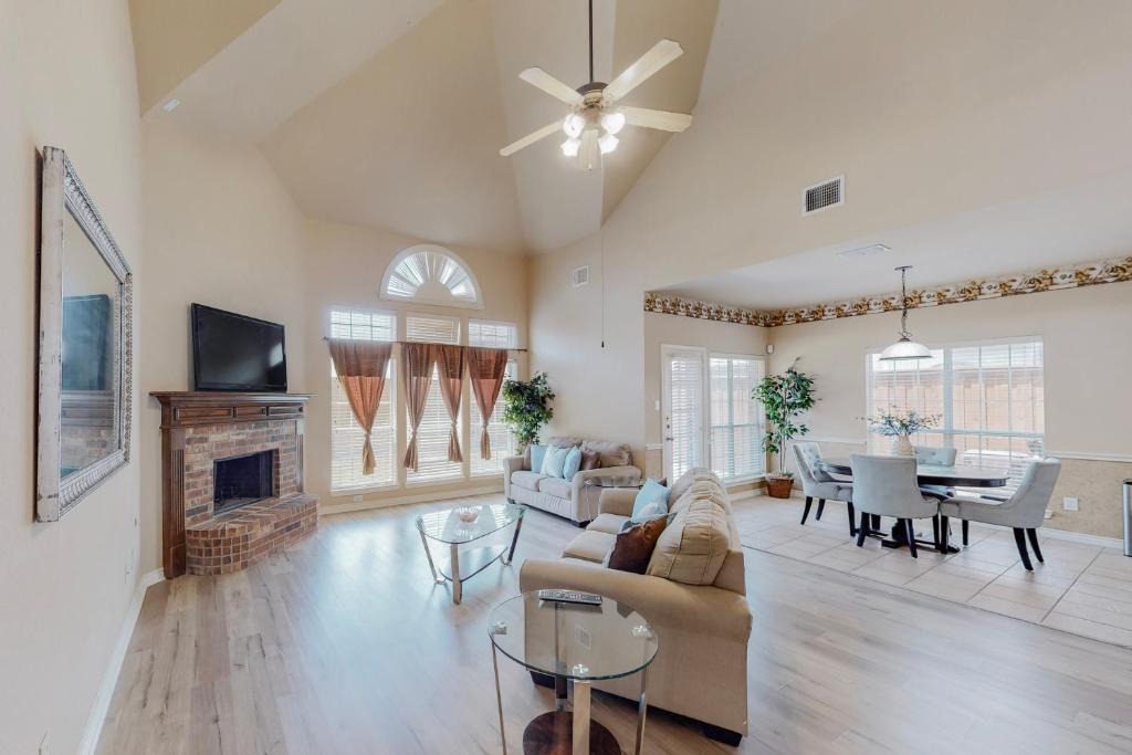 Plano Villa | Gorgeous 6 Bedroom Plano Home
