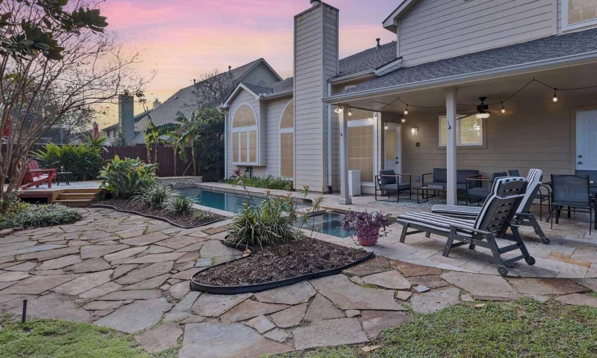 Deer Park House | Gorgeous 6BR 3,5 Bth Home with Pool and Game Room