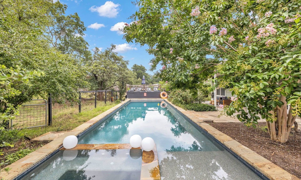 Bear Creek Villa | Gorgeous 6br Villa in Lovely Austin wt Massive Pool & Hot Tub + Goats & Chickens