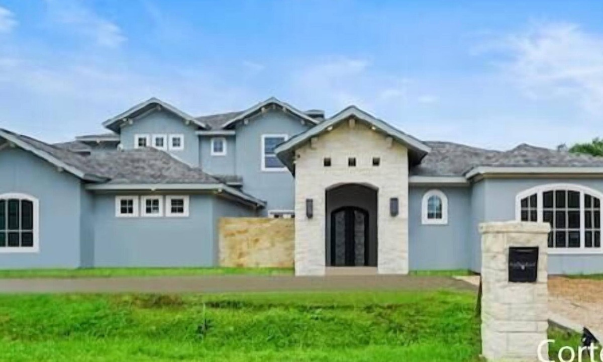 Woodlake - Briar Meadow House | Gorgeous 7200 sq ft estate with AC in vibrant Houston Galleria Area