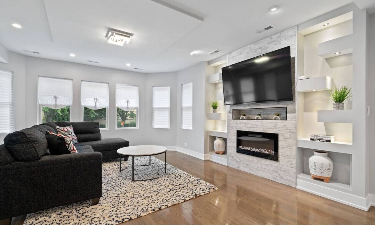 Cragin House | Gorgeous 7BD Home w/Garage