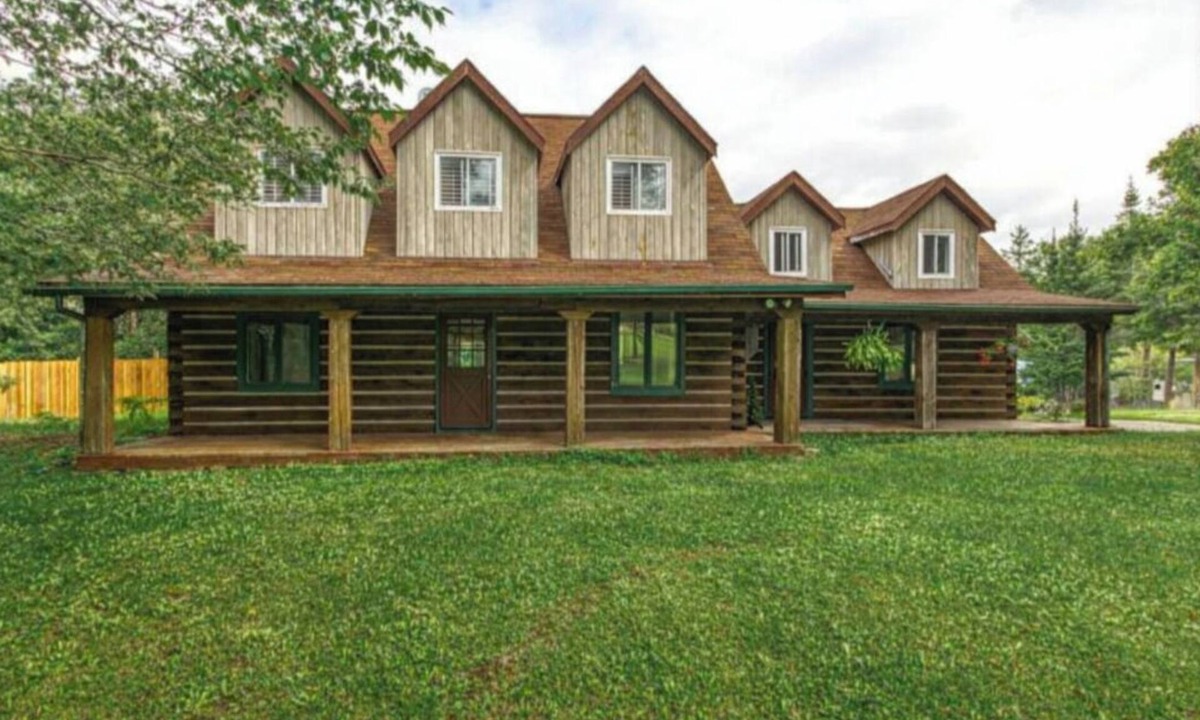 Manitoulin District House | Gorgeous and Spacious 5BR Log Home in Little Current on Manitoulin Island