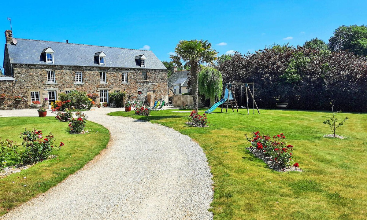 Roz-Landrieux Apartment | Gorgeous apartment in Roz-Landrieux with WiFi
