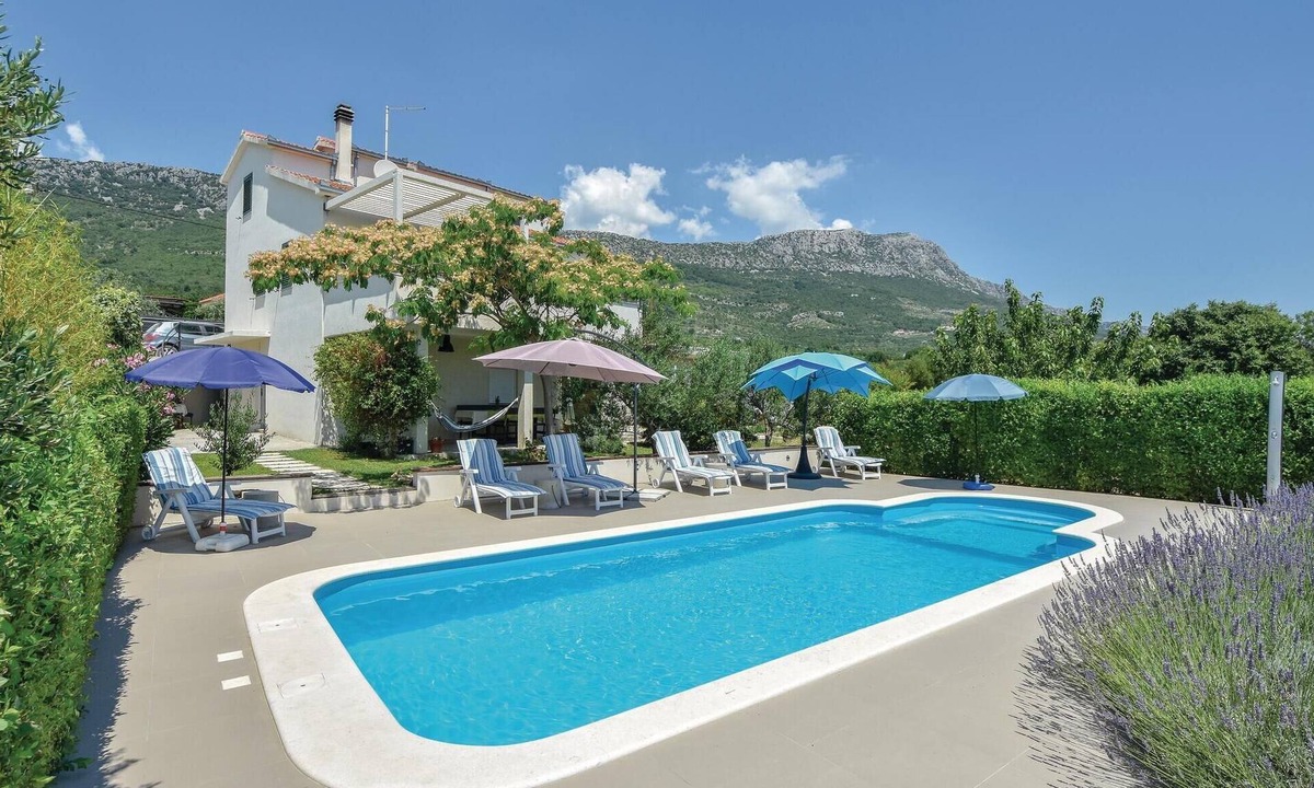 Kastel Luksic Apartment | Gorgeous apartment in Kastel Luksic